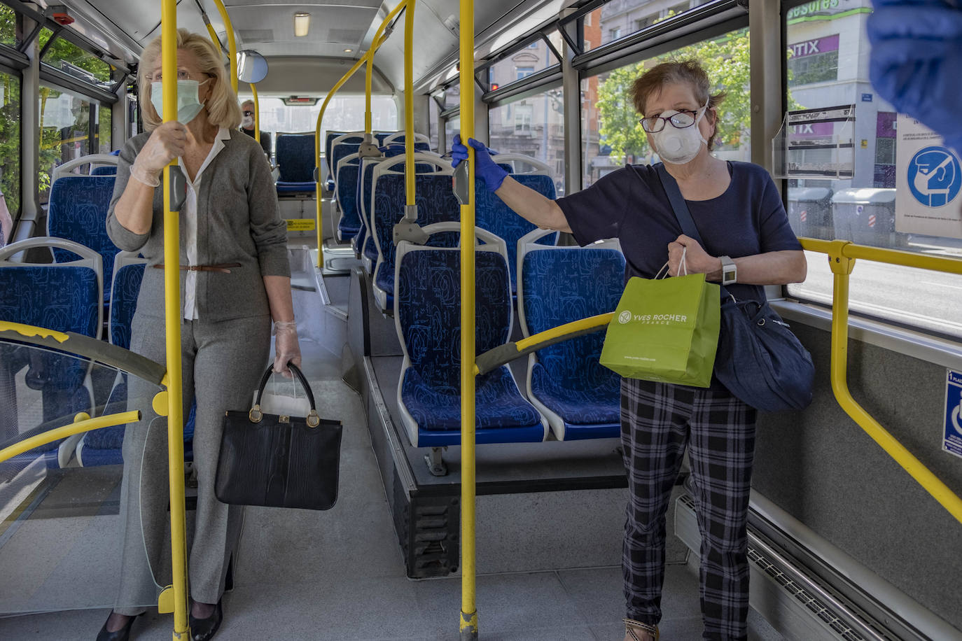 Fotos: Mascarillas y distancia de seguridad en los autobuses de Santander