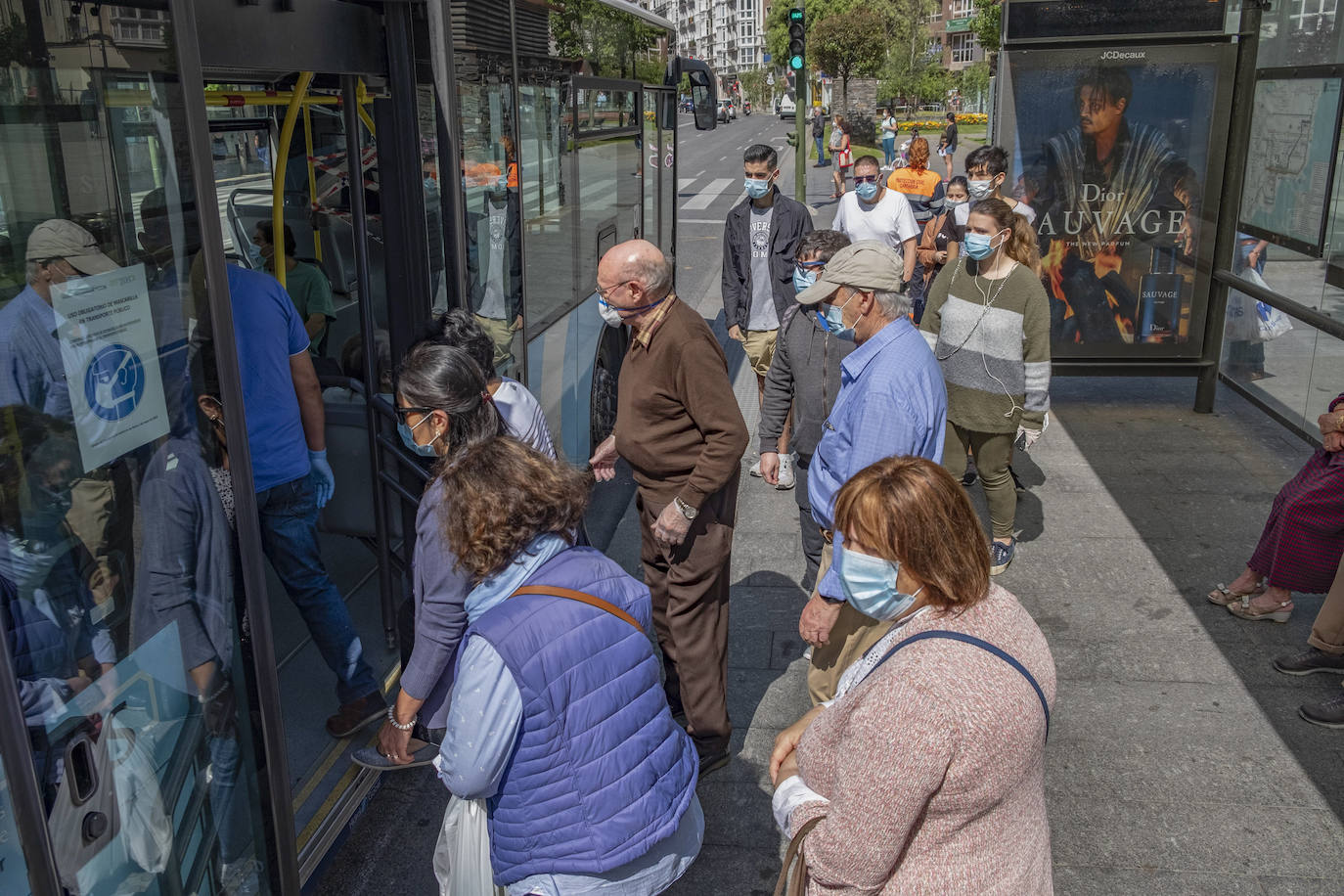 Fotos: Mascarillas y distancia de seguridad en los autobuses de Santander