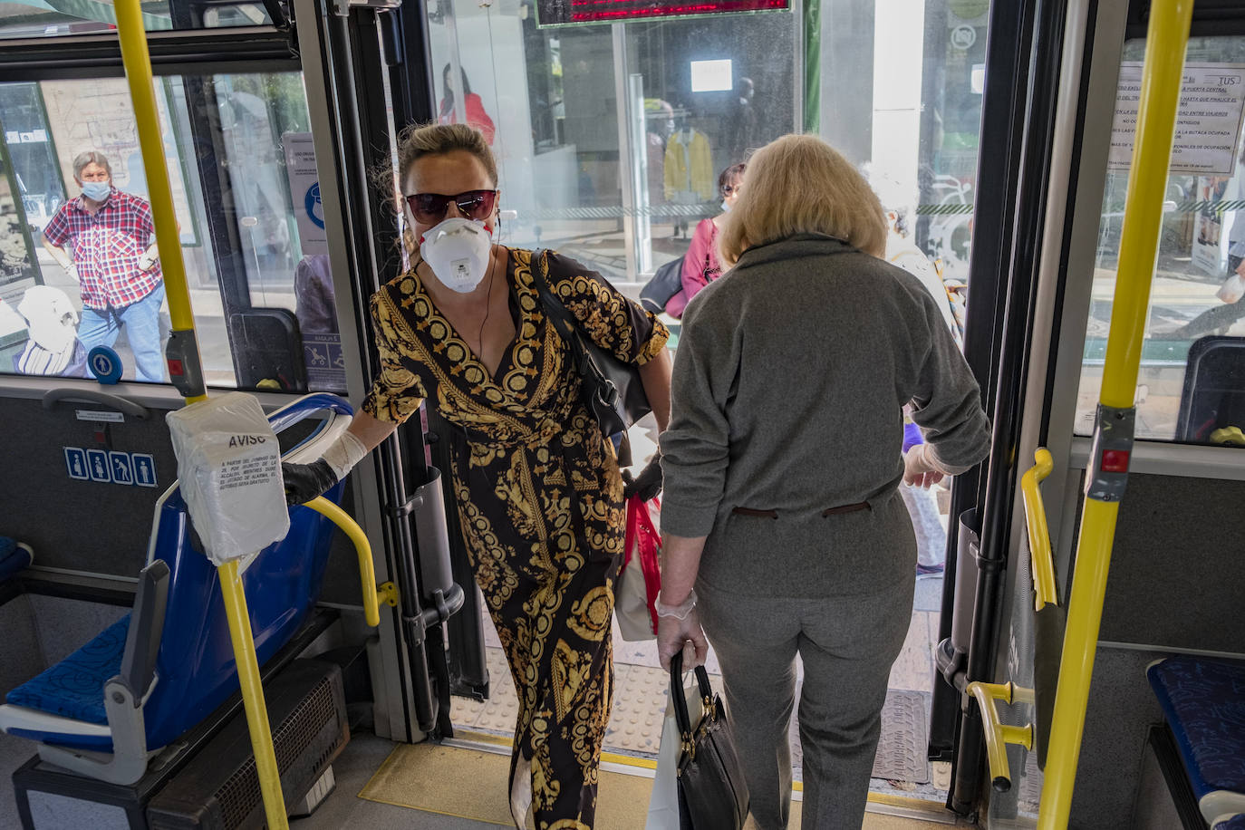 Fotos: Mascarillas y distancia de seguridad en los autobuses de Santander