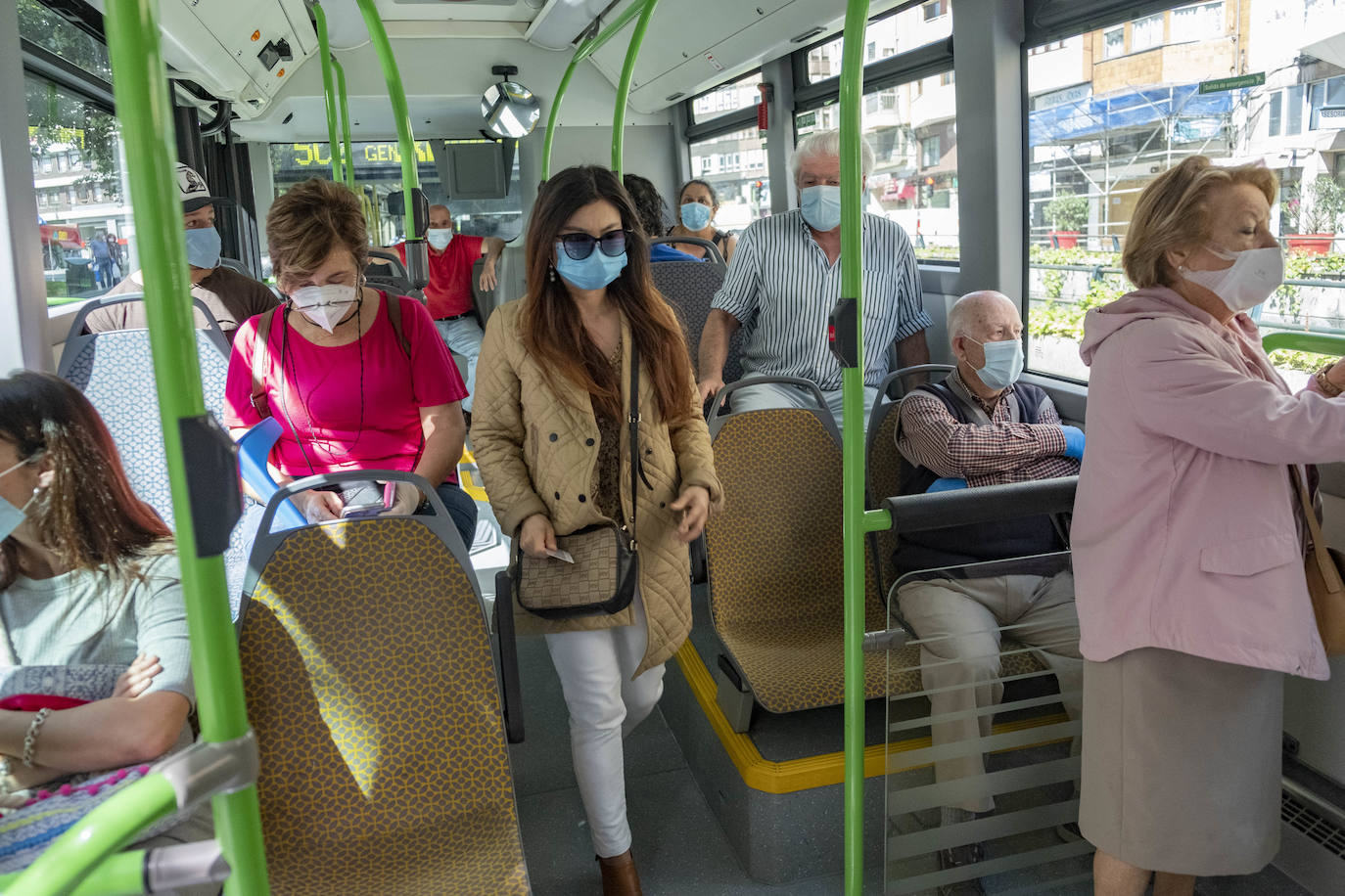 Fotos: Mascarillas y distancia de seguridad en los autobuses de Santander