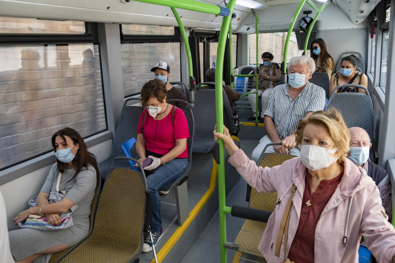 Fotos: Mascarillas y distancia de seguridad en los autobuses de Santander