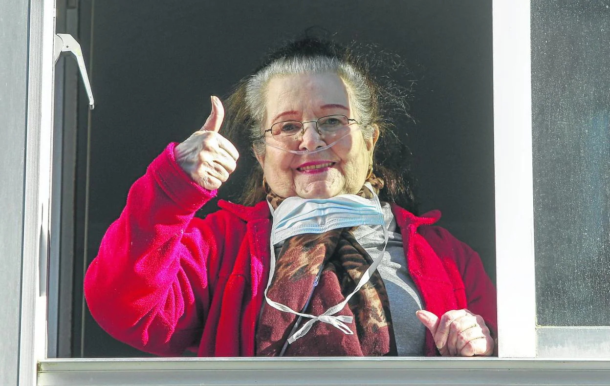 Conchita muestra su recuperación tras el coronavirus desde la ventana de su casa en Torrelavega.