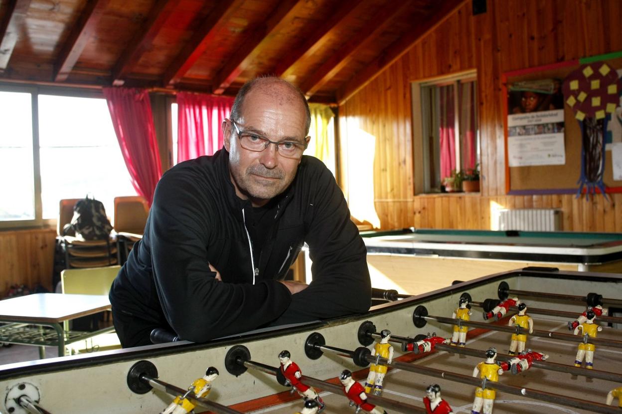 Jürgen Horffend, junto al futbolín, en la Casa de los Muchachos, en Torrelavega.