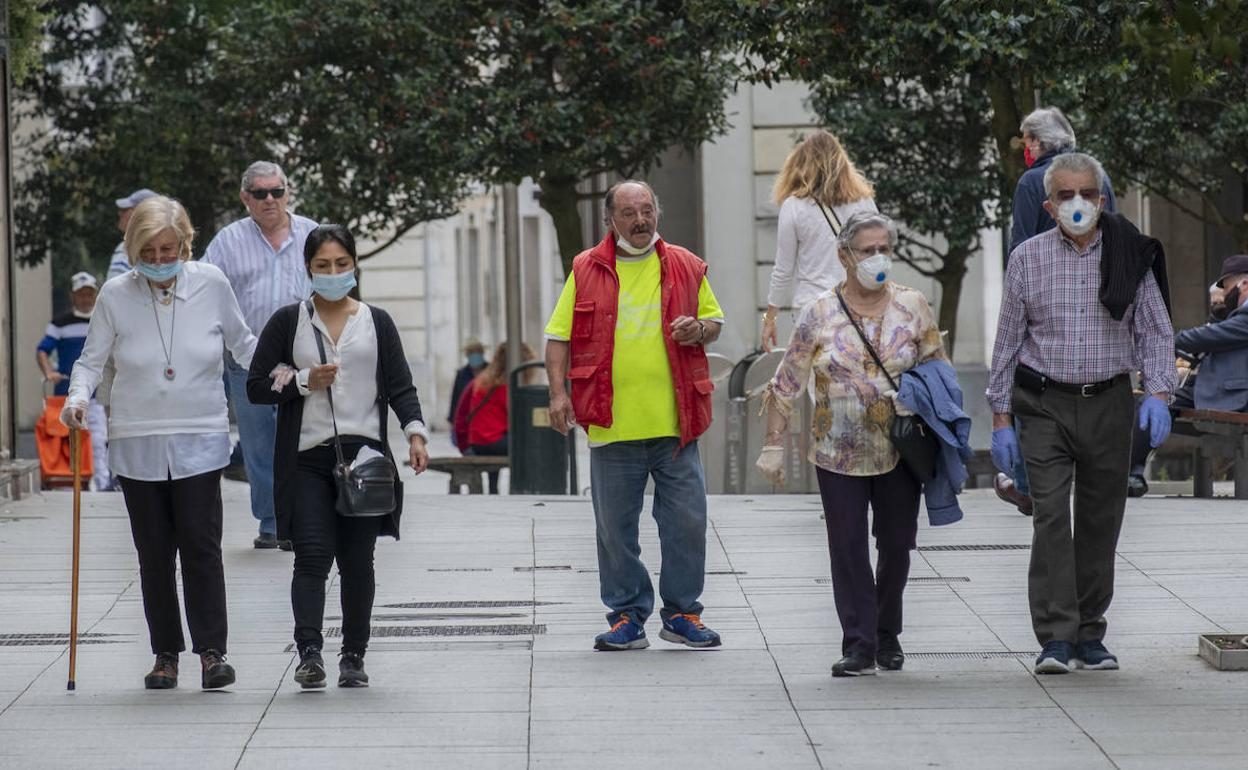 Distintos ciudadanos pasean por el centro de Santander.