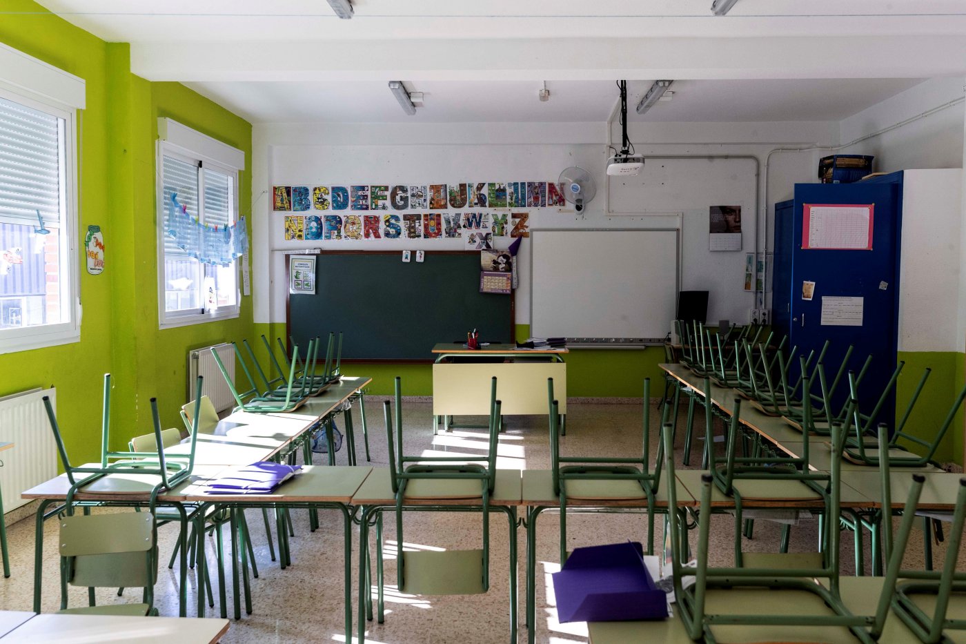Las aulas de Cantabria podrían acoger el regreso voluntario de alumnos el día 25 de mayo. EFE/Marcial Guillén