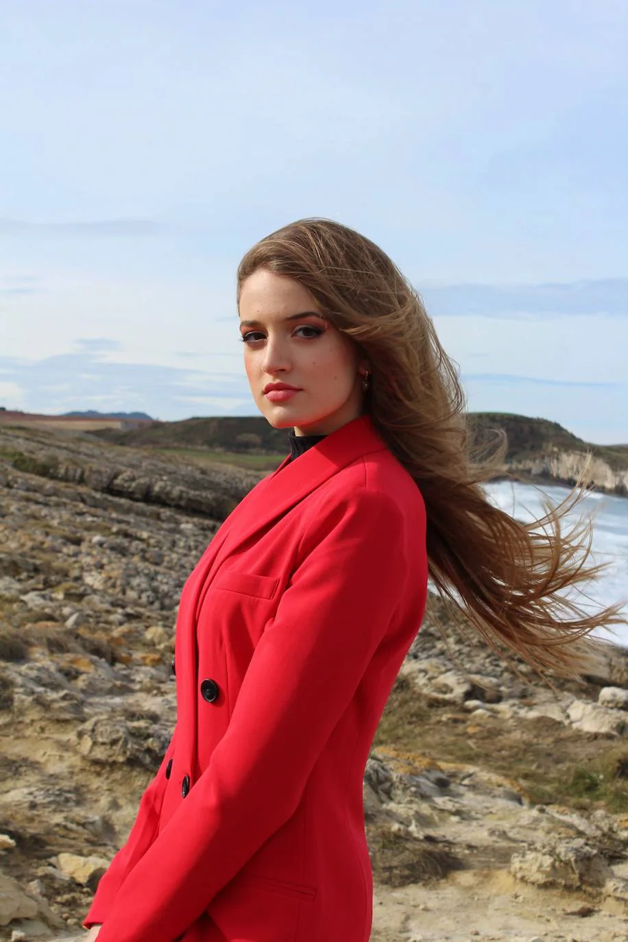 La joven santanderina, que estudia violín y piano, se une a la familia de Cantabria DModa en los que compartirá vídeos de moda y belleza 