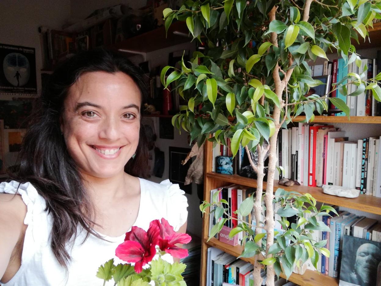 La santanderina Lidia Gil Calvo, entre el arte, la música y la gestión cultural, es una de las creadoras más inquietas de la cultura en Cantabria. 