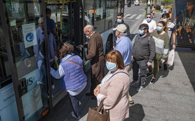 El 70% de los cántabros percibe miedo al contagio y el 77% usa mascarilla, según un estudio