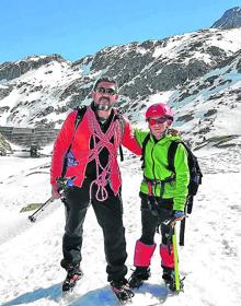 Imagen secundaria 2 - P. N. de Ordesa y Monte Perdido. Iban Urbieta recorre los alrededores de Góriz junto a su border collie 'Egur'. | Sierra Nevada. Ansi cuida el fuego en Poqueira, en las faldas del Mulhacén, aislado la mayor parte del año. | Valle de Tena. José Ángel es uno de los dos guardas del refugio de Bachimaña. En la foto, con su hijo.