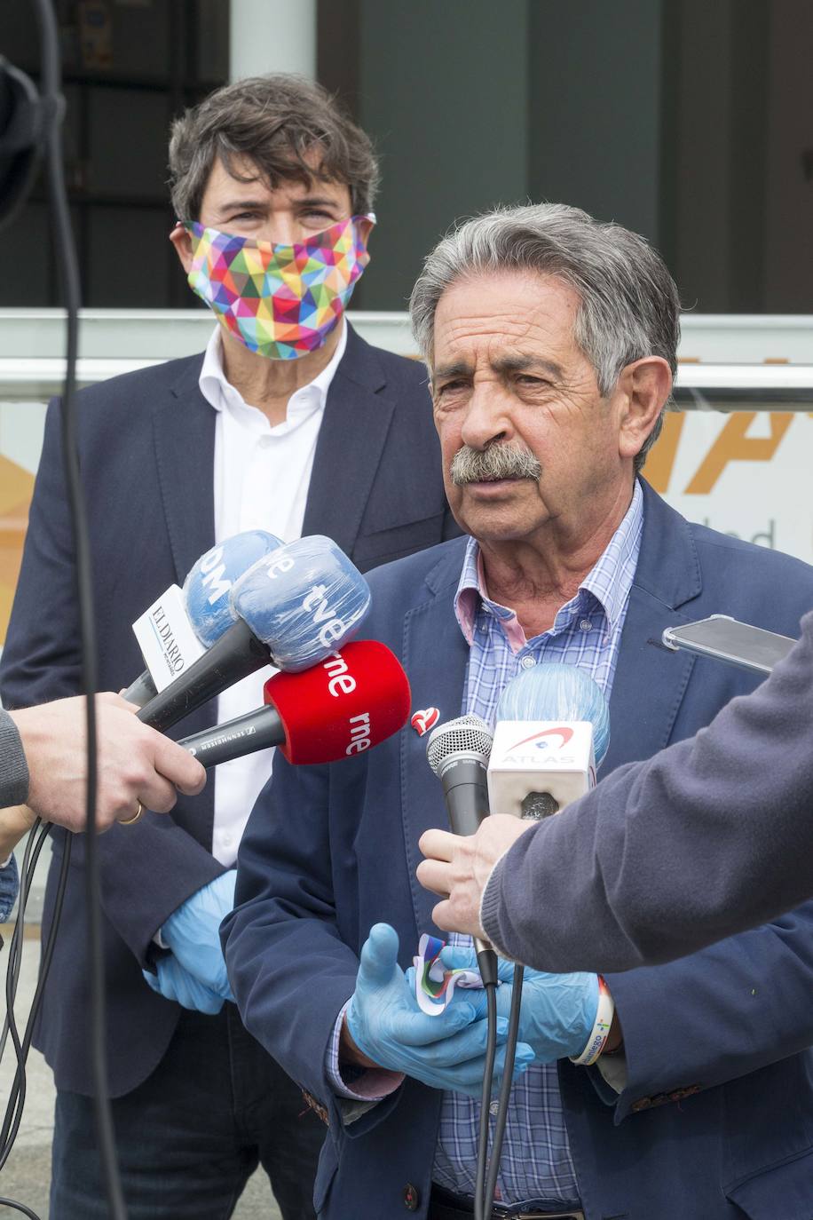 l artista Okuda San Miguel ha diseñado unas mascarillas con su característico juego de colores para obsequiar con ellas a quienes participen en una campaña de recogida de alimentos de la Autoridad Portuaria de Santander (APS).