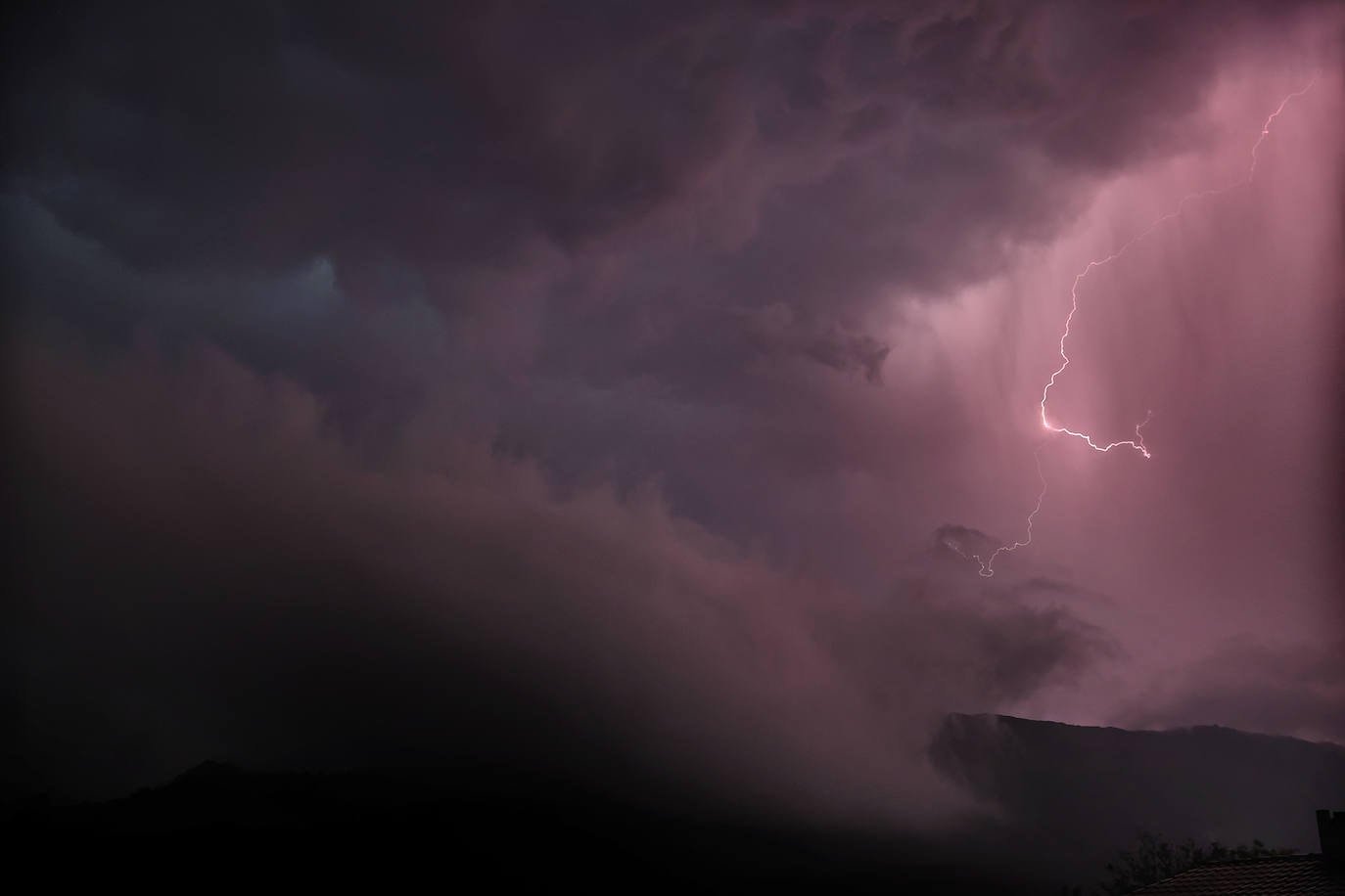 Fotos: La descomunal tormenta de rayos en Cantabria