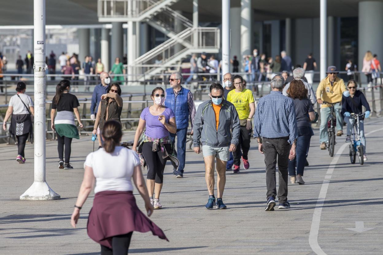 Varias personas, de paseo. 