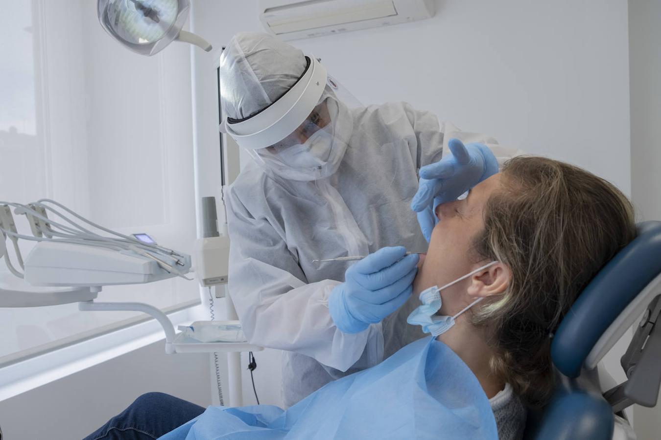 Los dentistas se preparan para reanudar desde el lunes la actividad plena provistos de protección y el sector garantiza que «no subirá los precios».