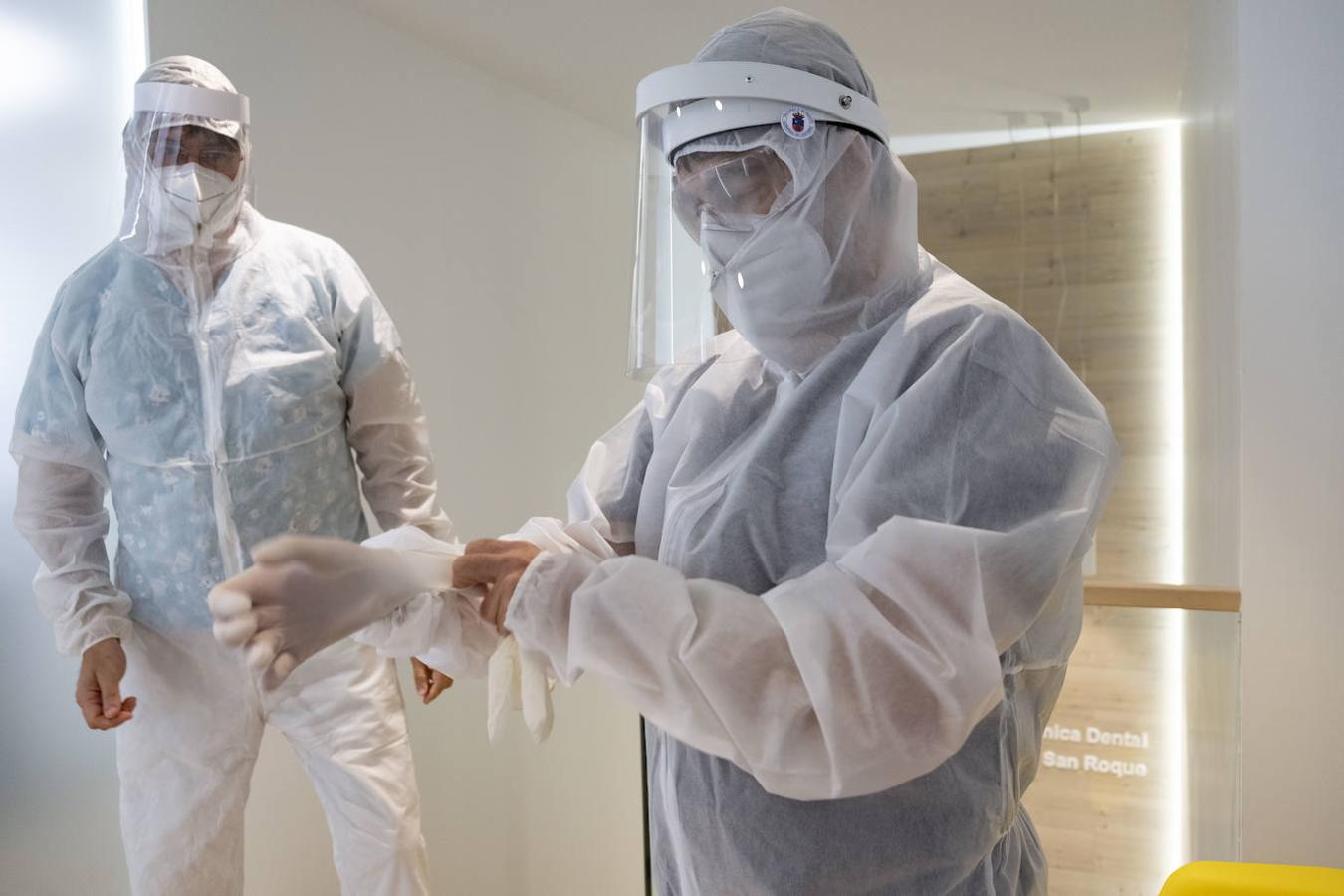 Los dentistas se preparan para reanudar desde el lunes la actividad plena provistos de protección y el sector garantiza que «no subirá los precios».