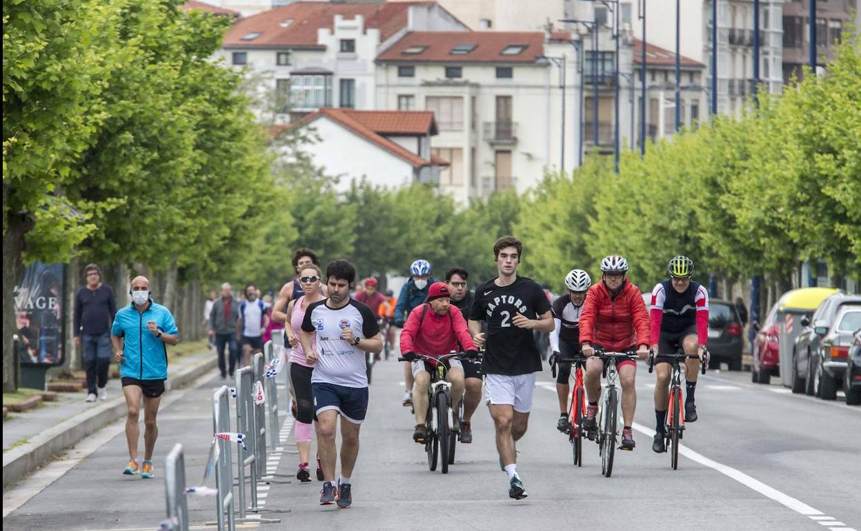 La Avenida de Reina Victoria, invadida de ciclistas, corredores y paseantes.