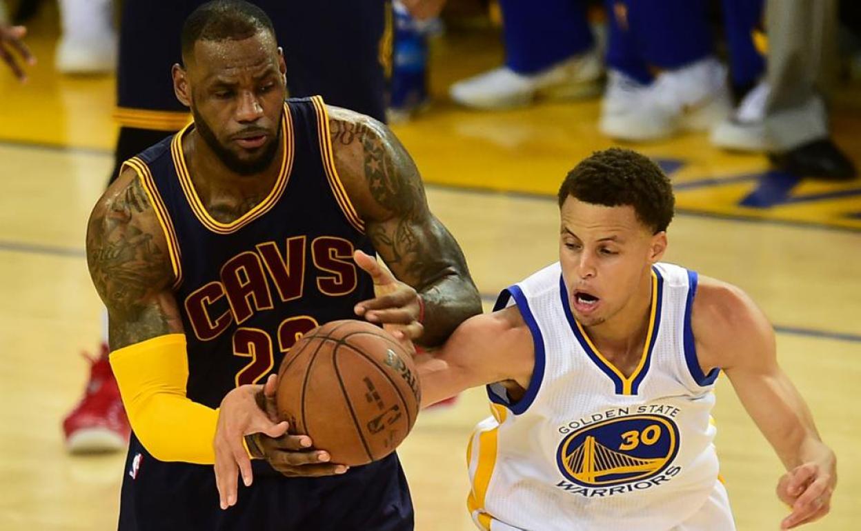 LeBron James junto a Curry. 