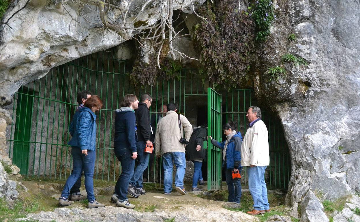 Imagen de archivo de visitantes en la cueva de Covalanas.