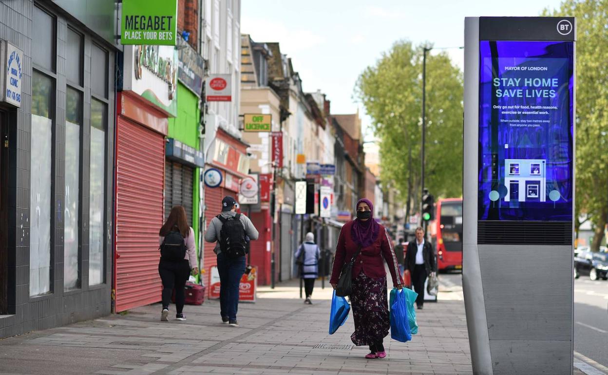 Calle del distrito de Newham, Londres, uno de los focos de mayor mortalidad por el coronavirus.