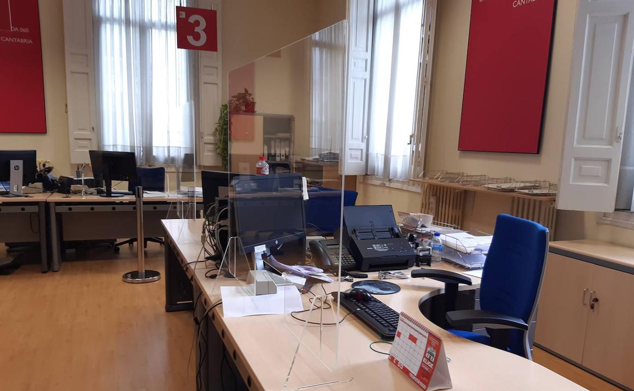 Mamparas nuevas en las oficinas de la Administración del Estado en Cantabria.