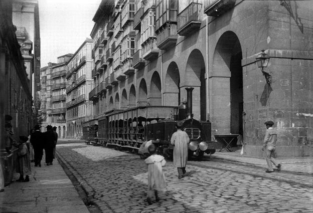 El Tren de Gandarillas estacionado en la calle Hernán Cortés.