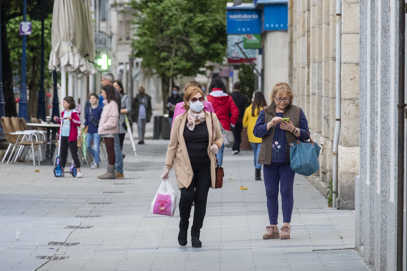 El día lluvioso ha retenido a más gente en la que ha sido la última jornada de la fase cero. Cantabria se prepara ya para entrar en un nuevo nivel de la 'desescalada' con mas comercio abiertos, algunos bares y menos restricciones de movimientos