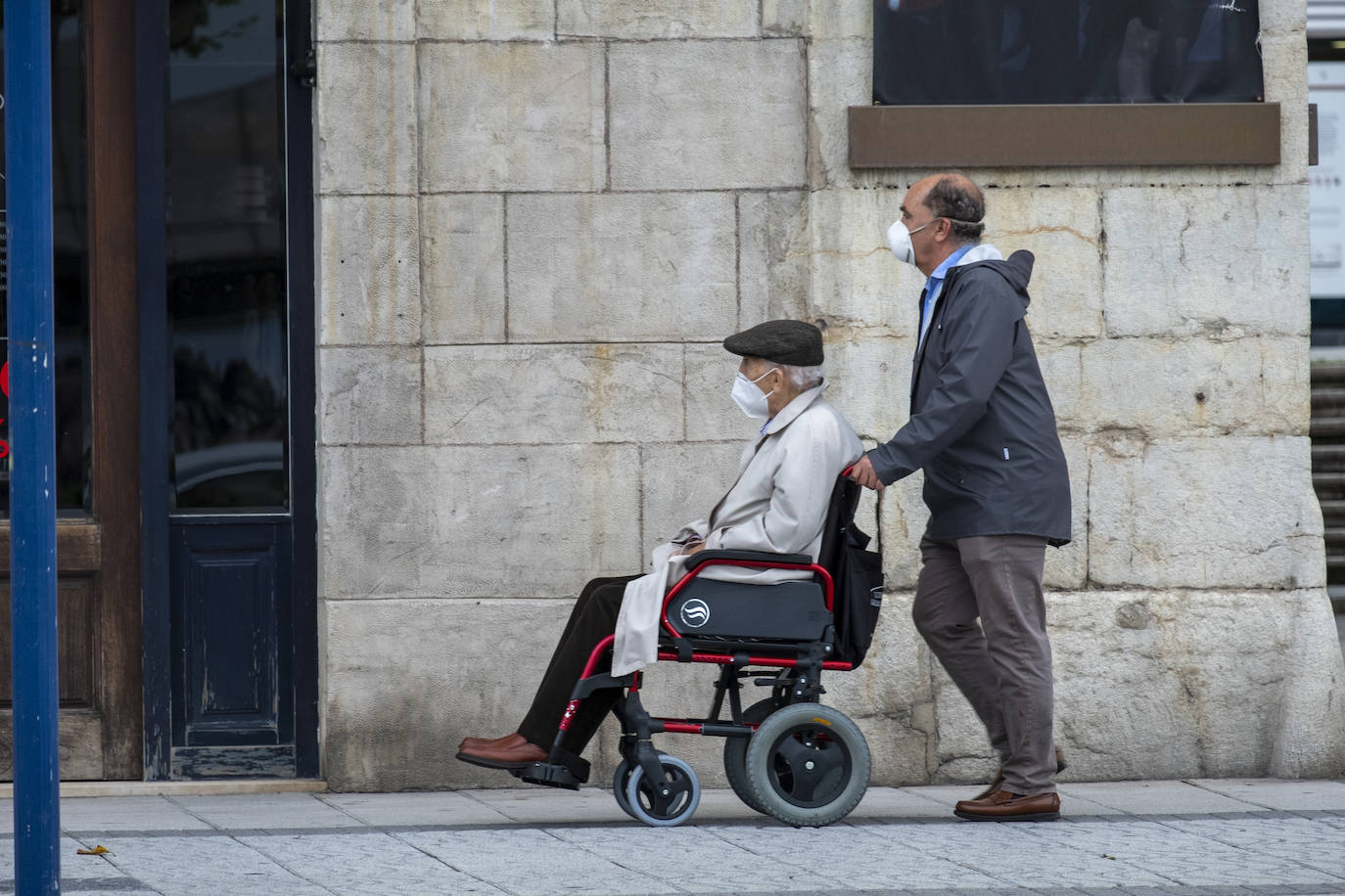 El día lluvioso ha retenido a más gente en la que ha sido la última jornada de la fase cero. Cantabria se prepara ya para entrar en un nuevo nivel de la 'desescalada' con mas comercio abiertos, algunos bares y menos restricciones de movimientos