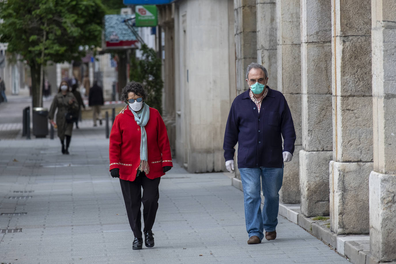 El día lluvioso ha retenido a más gente en la que ha sido la última jornada de la fase cero. Cantabria se prepara ya para entrar en un nuevo nivel de la 'desescalada' con mas comercio abiertos, algunos bares y menos restricciones de movimientos