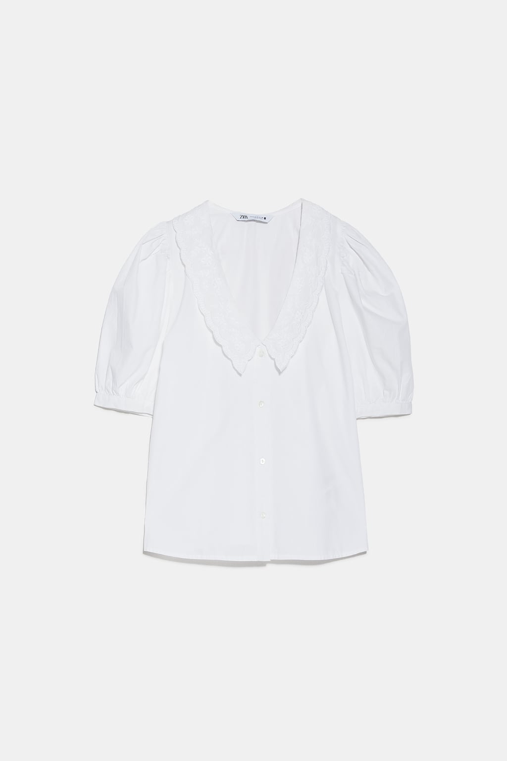 Camisa de popelín con cuellos bordados, de Zara (19,95 euros). 