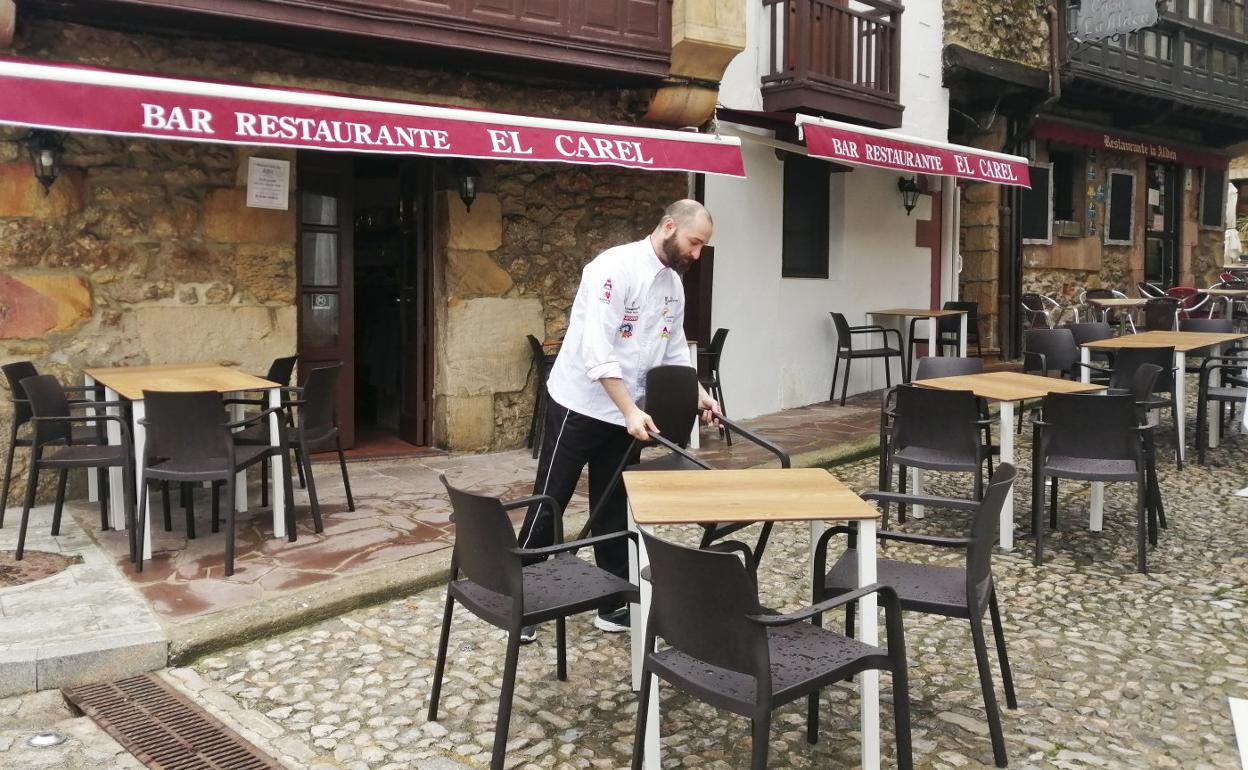 Preparativos ayer en la terraza de El Carel, en Comillas.