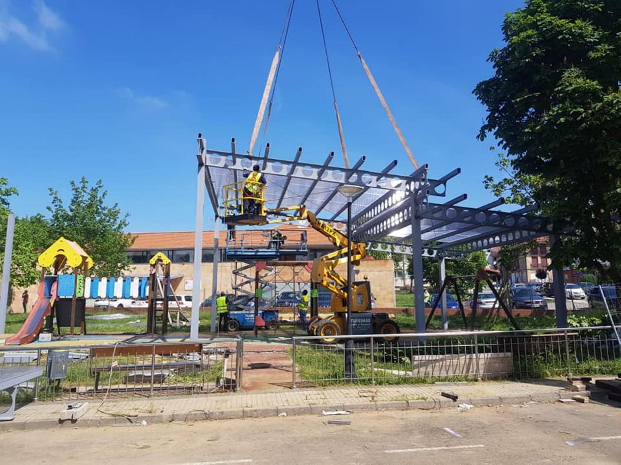 Trabajos para cubrir el parque infantil de la avenida San Miguel de Meruelo