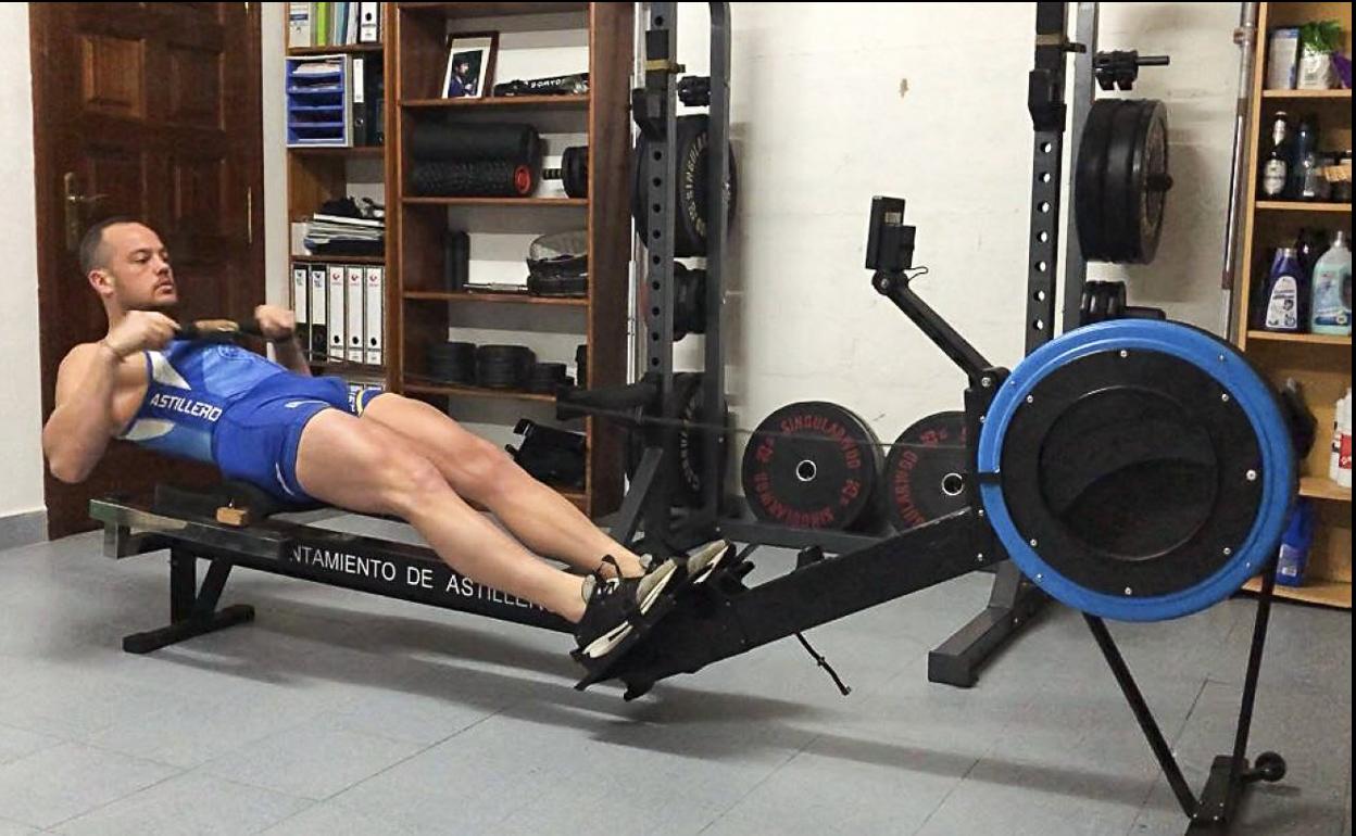 El remero de Astillero Javier González entrena en su domicilio para preparar la temporada.