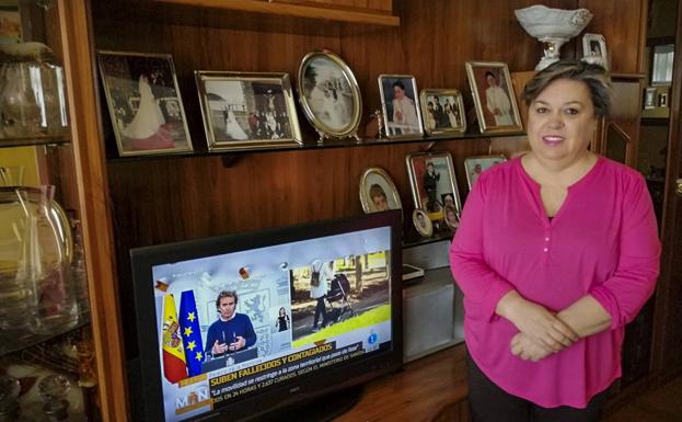 Begoña, en su salón, donde sigue a diario las noticias, desde Laredo. dm