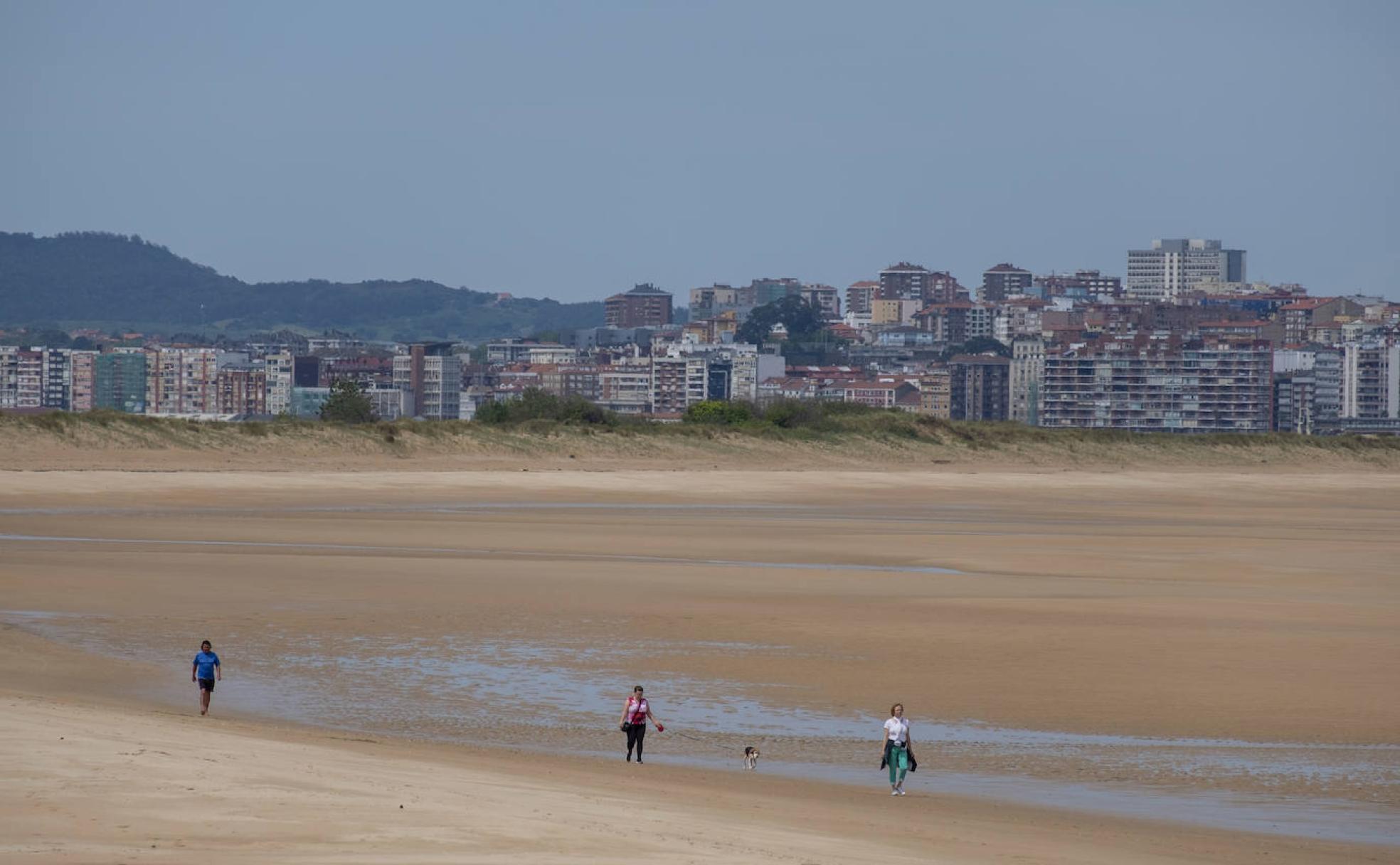 Varias personas pasean estos días por las playas de El Puntal, Somo y Loredo