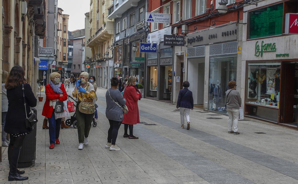 El comercio de Torrelavega reabre con ilusión, ambiente y una «actitud muy profesional