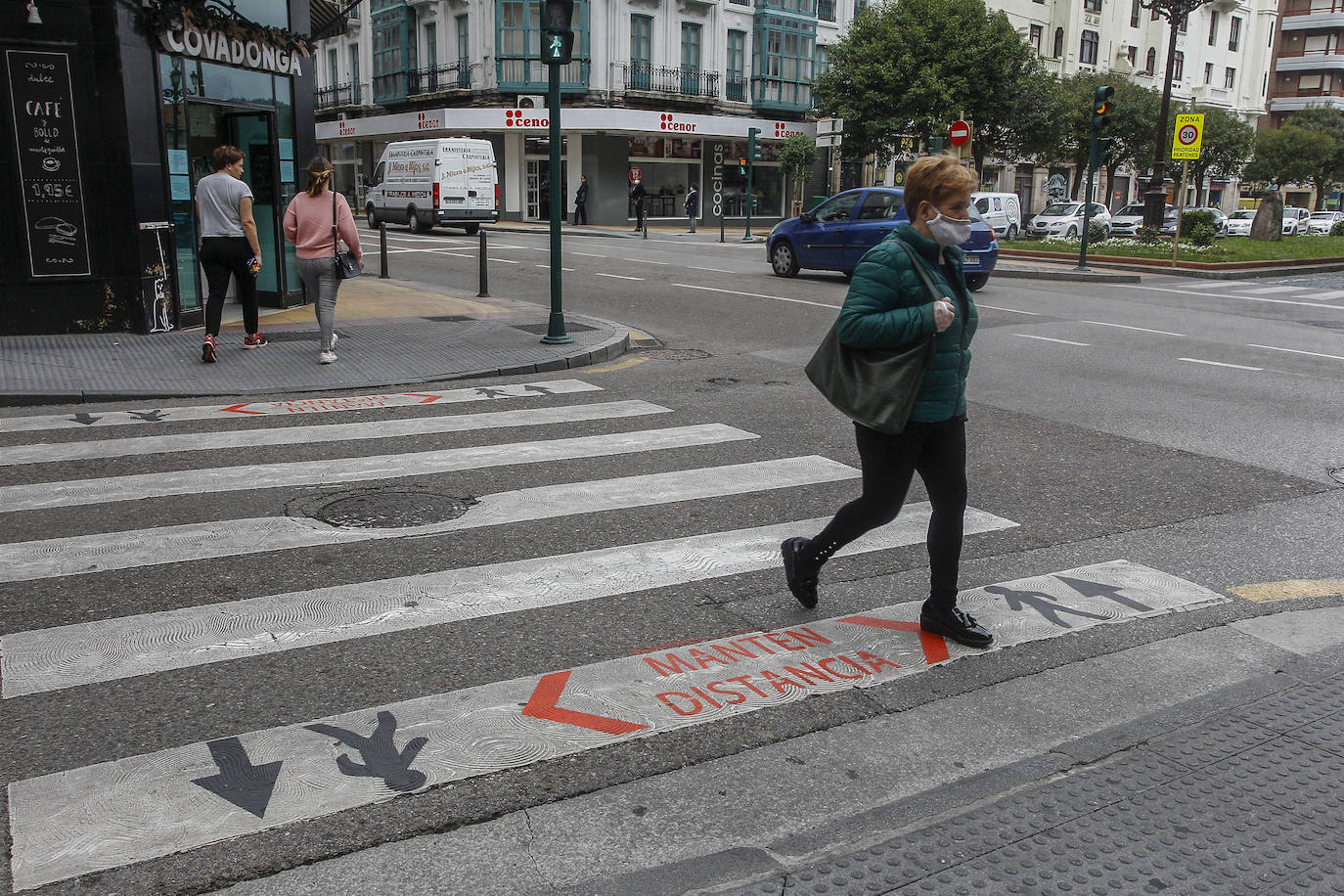 El comercio de Torrelavega ha iniciado este lunes la fase 1 de la desescalada retomando la actividad «con ilusión, buen ambiente y una actitud muy profesional», en especial en las calles peatonales del centro