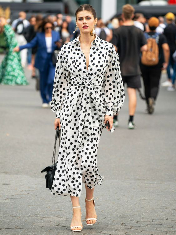 La actriz Alexandra Daddario con un look de lunares cuando acudía a un desfile de moda.