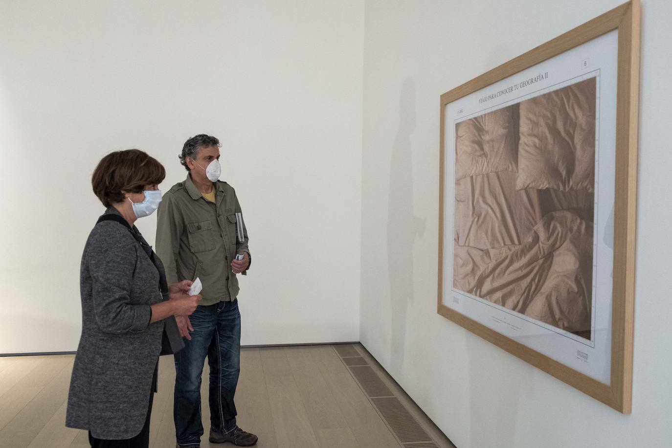 El espacio ha abierto sus puertas al público, con las mismas exposiciones que han permanecido confinadas en sus salas desde hace dos meses y las medidas necesarias para que el visitante viva su reencuentro con el arte tranquilo y sin miedo.