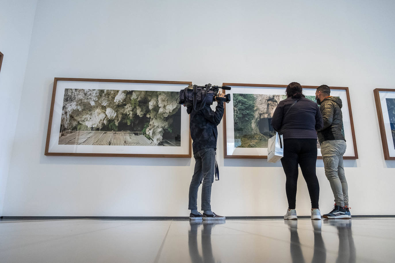 El espacio ha abierto sus puertas al público, con las mismas exposiciones que han permanecido confinadas en sus salas desde hace dos meses y las medidas necesarias para que el visitante viva su reencuentro con el arte tranquilo y sin miedo.