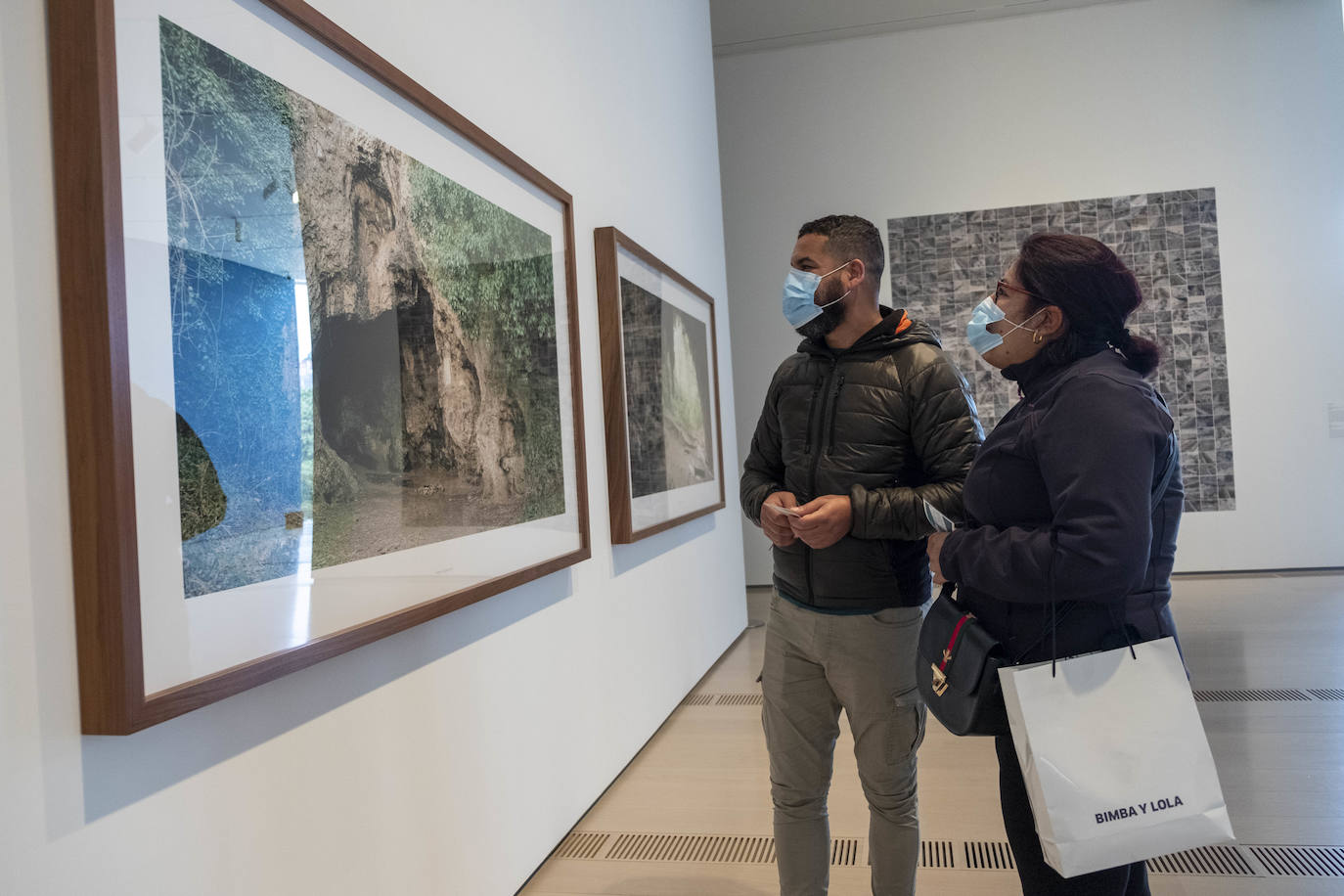 El espacio ha abierto sus puertas al público, con las mismas exposiciones que han permanecido confinadas en sus salas desde hace dos meses y las medidas necesarias para que el visitante viva su reencuentro con el arte tranquilo y sin miedo.