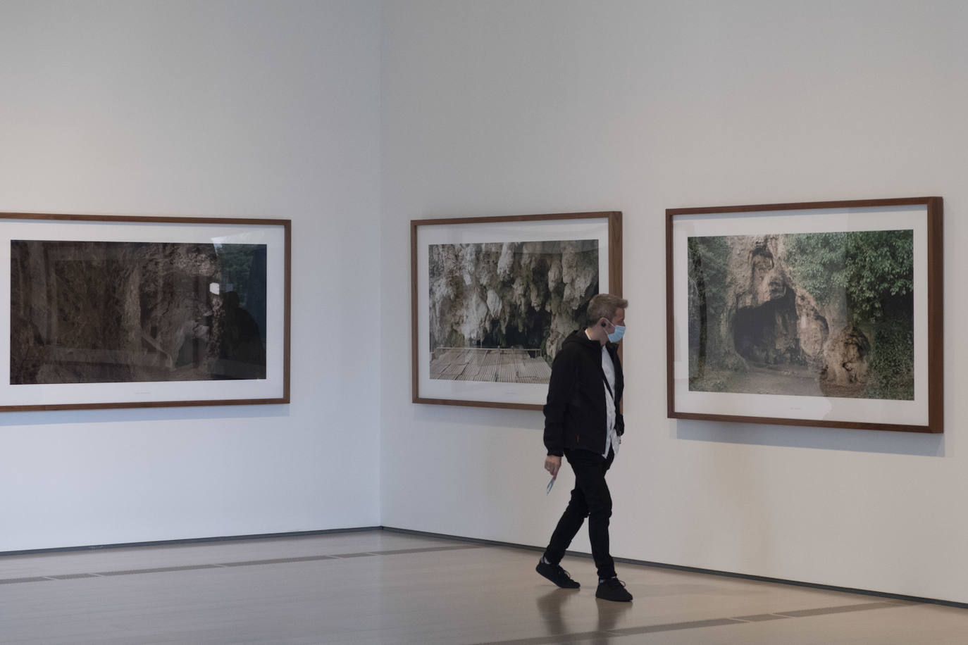 El espacio ha abierto sus puertas al público, con las mismas exposiciones que han permanecido confinadas en sus salas desde hace dos meses y las medidas necesarias para que el visitante viva su reencuentro con el arte tranquilo y sin miedo.