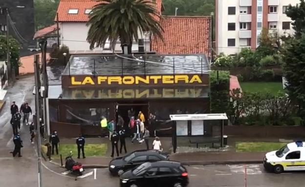 El propietario del bar La Frontera: «Estoy tocado y hundido»