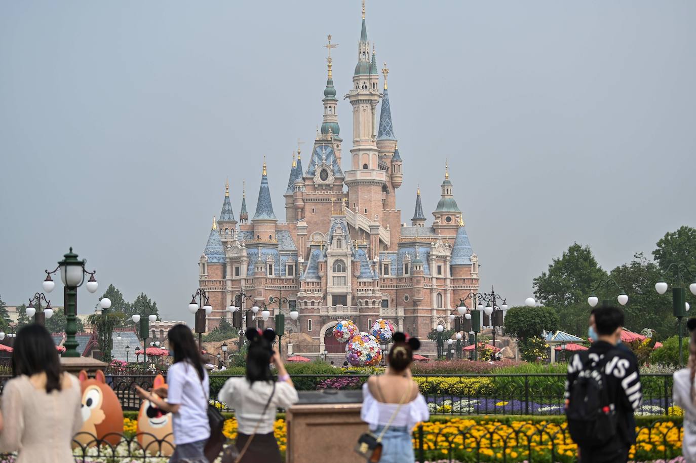 Disneyland Shanghái se ha convertido en el primer parque temático del mundo en retomar su actividad después del parón provocado por la crisis del coronavirus. La reapertura marcará las pautas en el resto de sus instalaciones en Estados Unidos, Francia y Asia, y se ha llevado a cabo con medidas de seguridad para evitar las aglomeraciones y contagios: aforo al 30% de su totalidad, bandas amarillas en los accesos para mantener la distancia mínima interpersonal, uso obligatorio de mascarilla y tomas de temperatura para clientes y empleados.