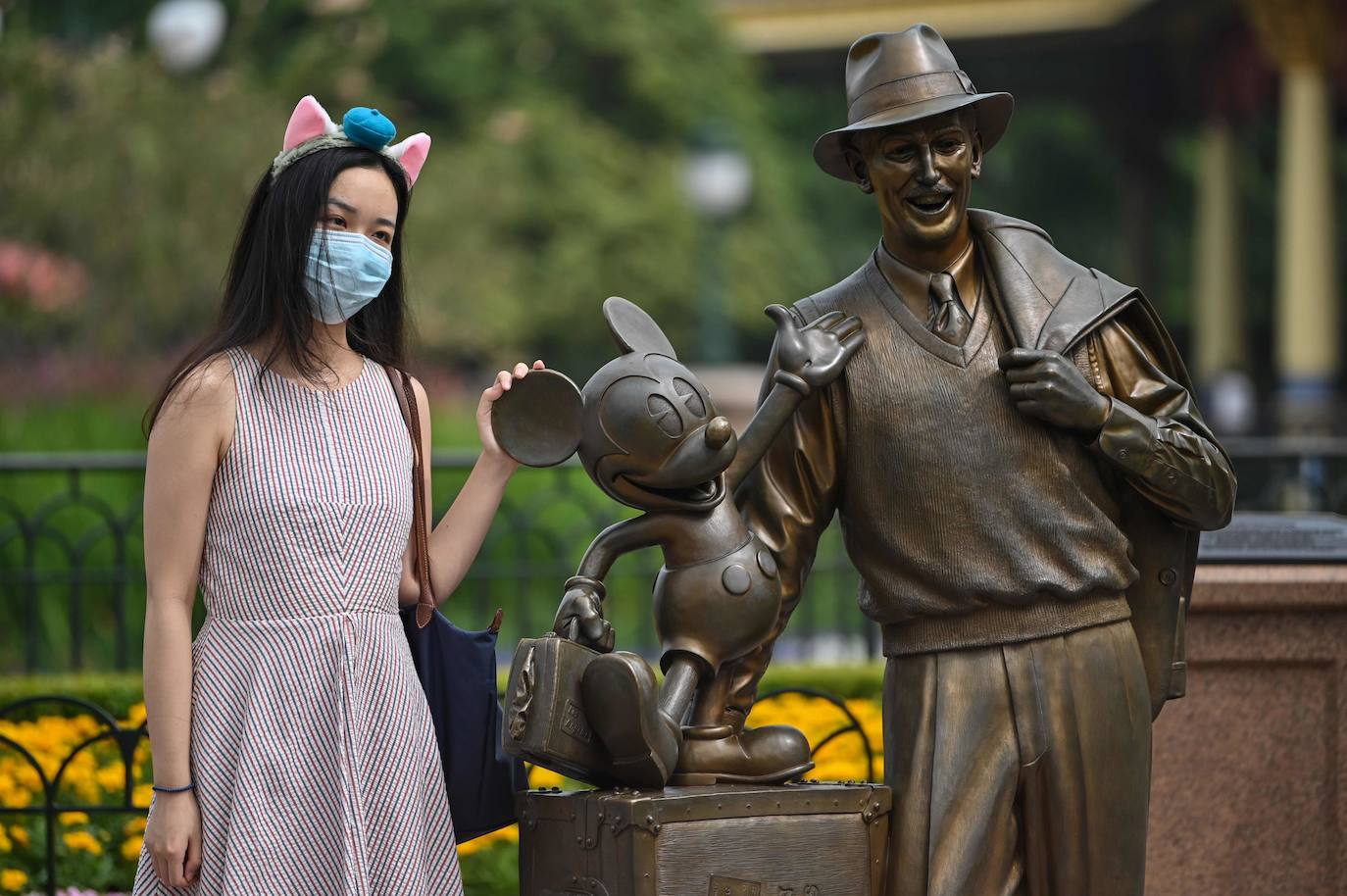 Disneyland Shanghái se ha convertido en el primer parque temático del mundo en retomar su actividad después del parón provocado por la crisis del coronavirus. La reapertura marcará las pautas en el resto de sus instalaciones en Estados Unidos, Francia y Asia, y se ha llevado a cabo con medidas de seguridad para evitar las aglomeraciones y contagios: aforo al 30% de su totalidad, bandas amarillas en los accesos para mantener la distancia mínima interpersonal, uso obligatorio de mascarilla y tomas de temperatura para clientes y empleados.