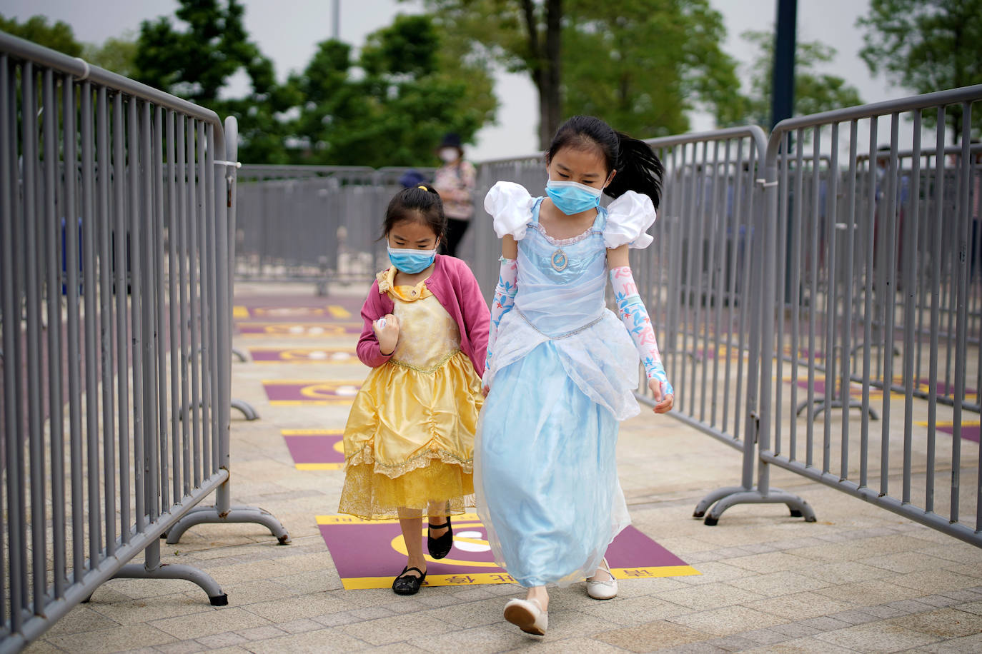 Disneyland Shanghái se ha convertido en el primer parque temático del mundo en retomar su actividad después del parón provocado por la crisis del coronavirus. La reapertura marcará las pautas en el resto de sus instalaciones en Estados Unidos, Francia y Asia, y se ha llevado a cabo con medidas de seguridad para evitar las aglomeraciones y contagios: aforo al 30% de su totalidad, bandas amarillas en los accesos para mantener la distancia mínima interpersonal, uso obligatorio de mascarilla y tomas de temperatura para clientes y empleados.