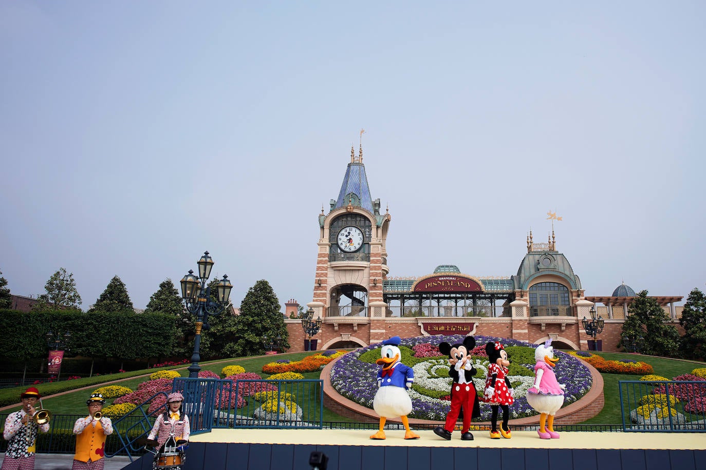 Disneyland Shanghái se ha convertido en el primer parque temático del mundo en retomar su actividad después del parón provocado por la crisis del coronavirus. La reapertura marcará las pautas en el resto de sus instalaciones en Estados Unidos, Francia y Asia, y se ha llevado a cabo con medidas de seguridad para evitar las aglomeraciones y contagios: aforo al 30% de su totalidad, bandas amarillas en los accesos para mantener la distancia mínima interpersonal, uso obligatorio de mascarilla y tomas de temperatura para clientes y empleados.