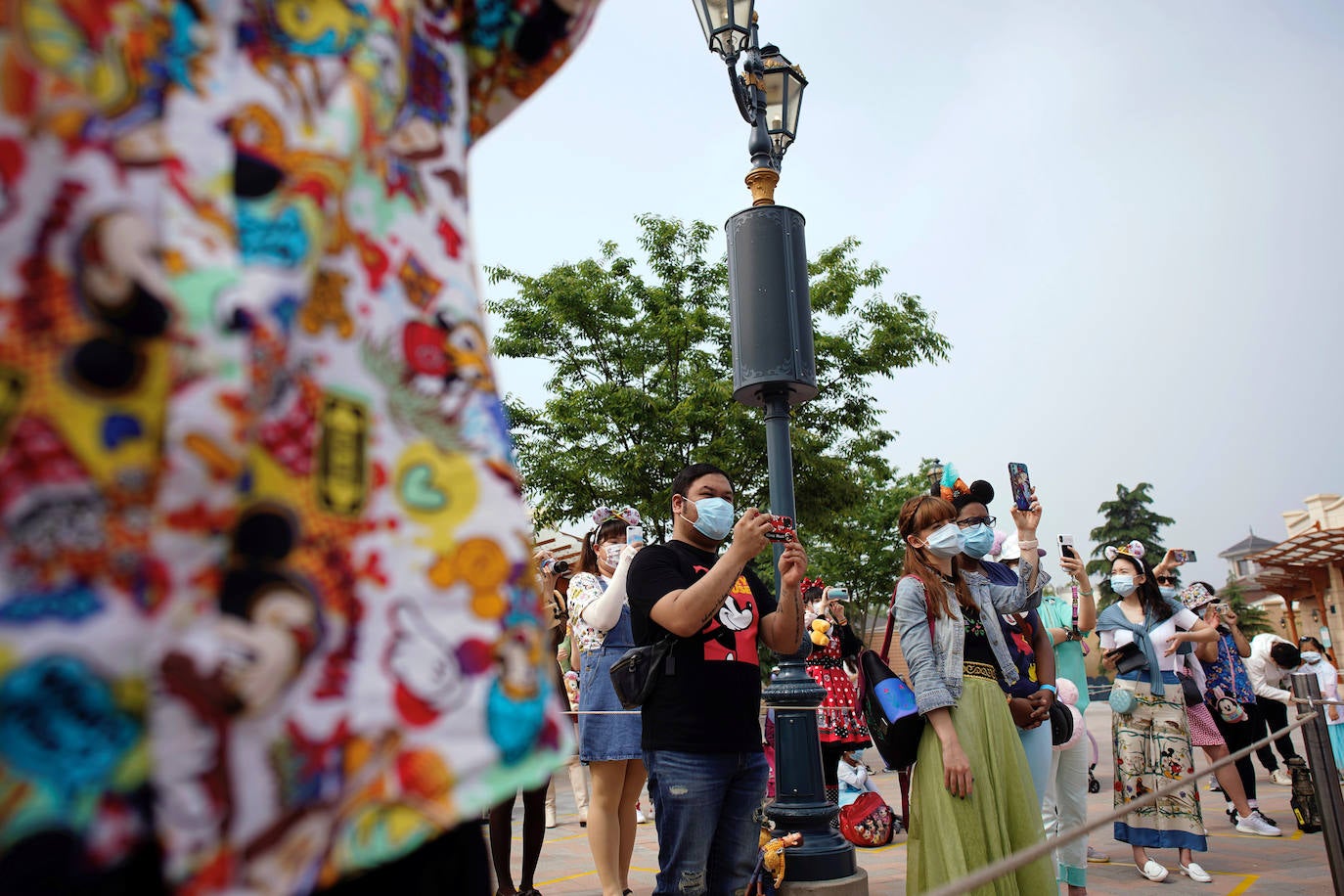 Disneyland Shanghái se ha convertido en el primer parque temático del mundo en retomar su actividad después del parón provocado por la crisis del coronavirus. La reapertura marcará las pautas en el resto de sus instalaciones en Estados Unidos, Francia y Asia, y se ha llevado a cabo con medidas de seguridad para evitar las aglomeraciones y contagios: aforo al 30% de su totalidad, bandas amarillas en los accesos para mantener la distancia mínima interpersonal, uso obligatorio de mascarilla y tomas de temperatura para clientes y empleados.