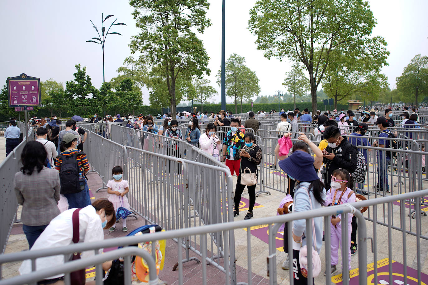 Disneyland Shanghái se ha convertido en el primer parque temático del mundo en retomar su actividad después del parón provocado por la crisis del coronavirus. La reapertura marcará las pautas en el resto de sus instalaciones en Estados Unidos, Francia y Asia, y se ha llevado a cabo con medidas de seguridad para evitar las aglomeraciones y contagios: aforo al 30% de su totalidad, bandas amarillas en los accesos para mantener la distancia mínima interpersonal, uso obligatorio de mascarilla y tomas de temperatura para clientes y empleados.