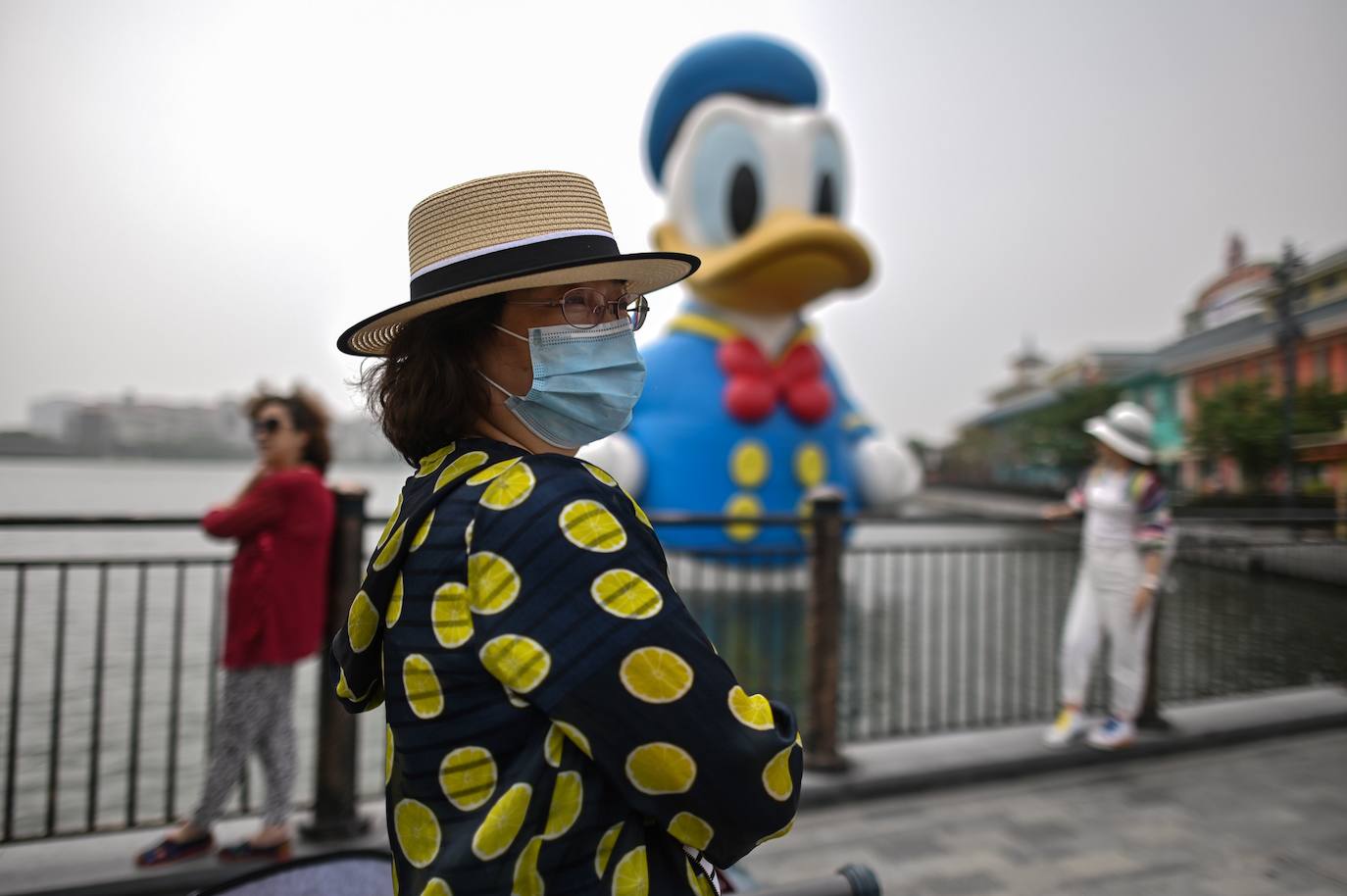 Disneyland Shanghái se ha convertido en el primer parque temático del mundo en retomar su actividad después del parón provocado por la crisis del coronavirus. La reapertura marcará las pautas en el resto de sus instalaciones en Estados Unidos, Francia y Asia, y se ha llevado a cabo con medidas de seguridad para evitar las aglomeraciones y contagios: aforo al 30% de su totalidad, bandas amarillas en los accesos para mantener la distancia mínima interpersonal, uso obligatorio de mascarilla y tomas de temperatura para clientes y empleados.