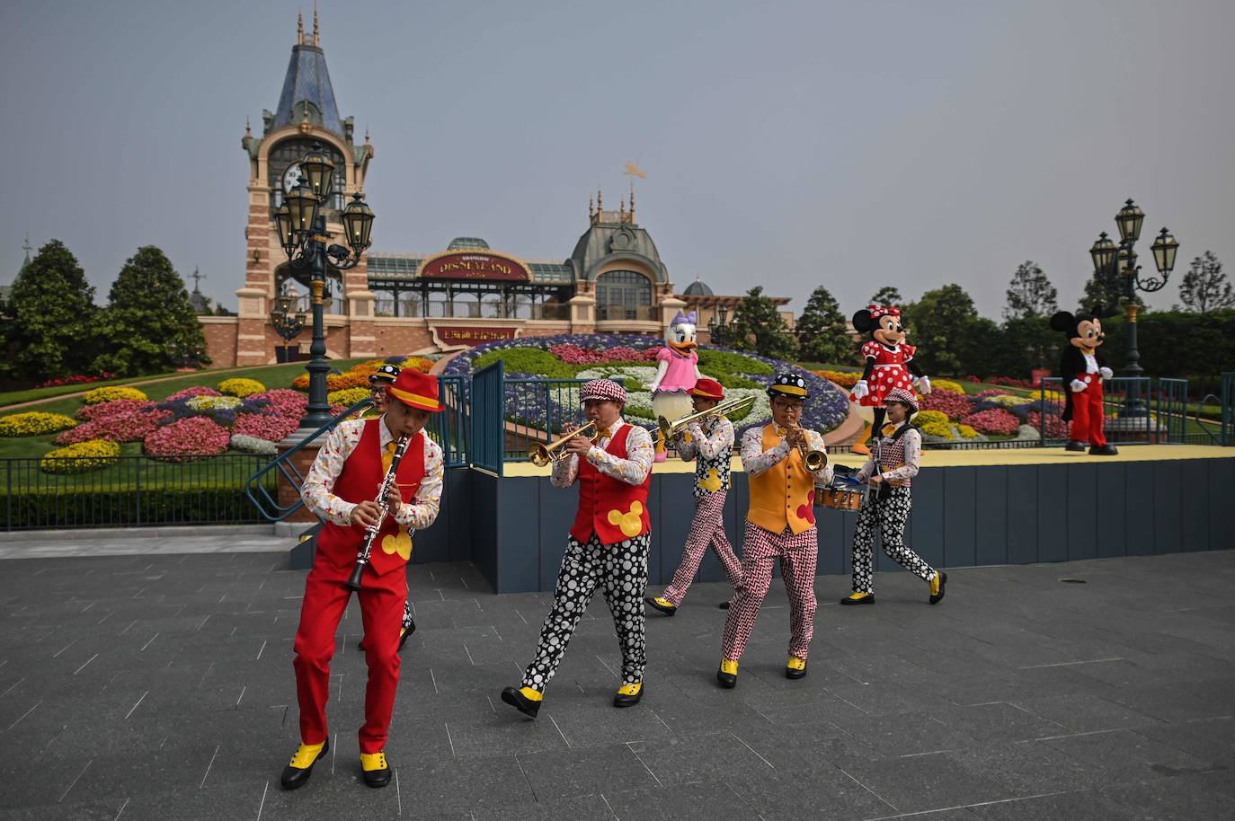 Disneyland Shanghái se ha convertido en el primer parque temático del mundo en retomar su actividad después del parón provocado por la crisis del coronavirus. La reapertura marcará las pautas en el resto de sus instalaciones en Estados Unidos, Francia y Asia, y se ha llevado a cabo con medidas de seguridad para evitar las aglomeraciones y contagios: aforo al 30% de su totalidad, bandas amarillas en los accesos para mantener la distancia mínima interpersonal, uso obligatorio de mascarilla y tomas de temperatura para clientes y empleados.