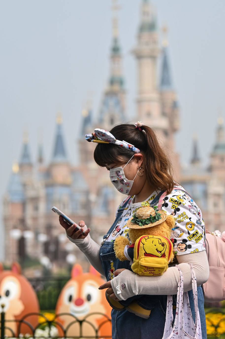 Disneyland Shanghái se ha convertido en el primer parque temático del mundo en retomar su actividad después del parón provocado por la crisis del coronavirus. La reapertura marcará las pautas en el resto de sus instalaciones en Estados Unidos, Francia y Asia, y se ha llevado a cabo con medidas de seguridad para evitar las aglomeraciones y contagios: aforo al 30% de su totalidad, bandas amarillas en los accesos para mantener la distancia mínima interpersonal, uso obligatorio de mascarilla y tomas de temperatura para clientes y empleados.